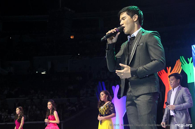A Song of Praise or ASOP Interpreters (from right) Gerald Santos, Jek Manuel, Catherine Loria, Beverly Caimen and Shanne Velasco sing songs of praise entertaining the crowd at the Big Dome. (Photo courtesy of PVI)