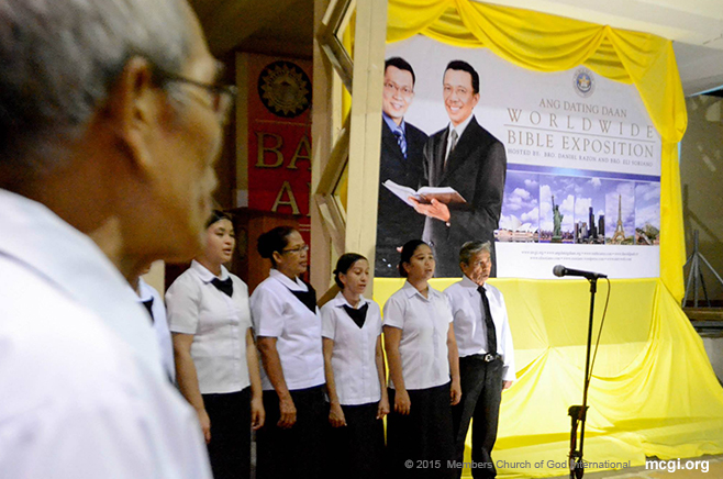 An MCGI Locale Choir singing in Brgy. Putatan in Muntinlupa City, Philippines for the Worldwide Bible Exposition of February 6, 2015. They sing simultaneously with other MCGI choirs in different parts of the globe connected via satellite and the Internet. (Photo courtesy of Photoville International)
