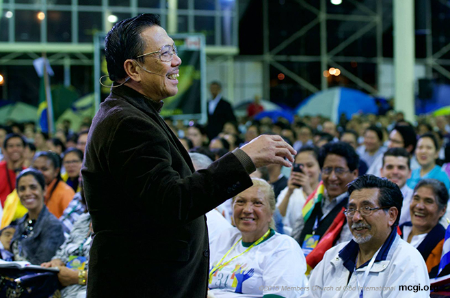 Bro. Eli Soriano brings smiles amongst the crowd that came from different parts of the world for the thanksgiving and to greet the Overall Servant in his 51st year of service to the Lord. (Photo courtesy of Photoville International)