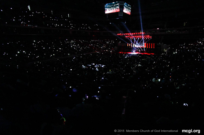Mobile gadgets lit up the SM Mall of Asia Arena in Manila as the audience sang along Noel Cabangon's hit, Kanlungan. (Photo courtesy of Photoville International)