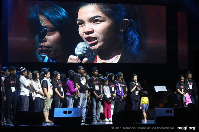 Erica Pabalinas, wife of the fallen Senior Inspector Ryan Pabalinas, thanks the organizers of thhe Songs for Heroes Benefit Concert at the SM Mall of Asia (MOA) Arena, Pasay City, Philippines on 19 March 2015. (Photo courtesy of Photoville International)