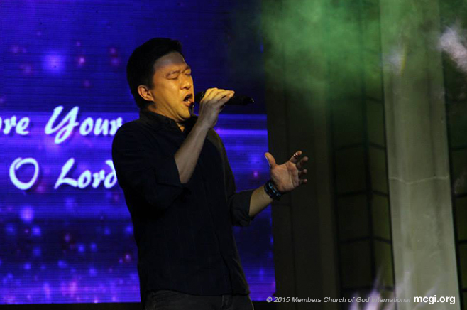 Frank Packing croons a song entry from Singapore titled, "I Will Hold On," by Bro. Jude Abarca. (Photo courtesy of Photoville international)