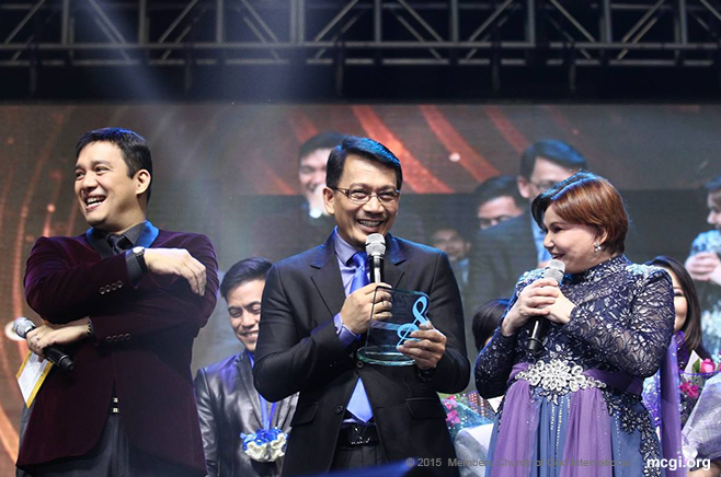 Kuya Daniel Razon (center) and ASOP Hosts Richard Reynoso and Tony Rose Gayda sharing a candid moment on stage. The comedic chemistry of Reynoso and Gayda serve as tension-breaker before winners are announced. (Photo courtesy of Photoville International)