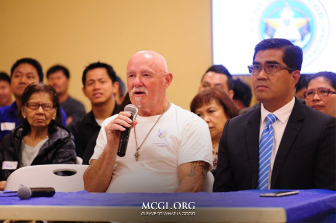 A visitor from Melbourne, Australia asks a question of faith to MCGI Overall Servant and Bible Exposition host Bro. Eli Soriano during the live English Bible Exposition on January 31, 2016. (Photo courtesy of Photoville International)