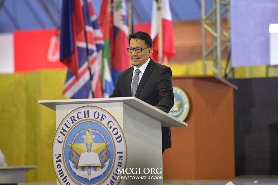 Bro. Daniel Razon, Assistant Overall Servant, smiles as he delivers a biblical topic in Filipino, with a live translation in Portuguese and Spanish. (Photo courtesy of Photoville International)