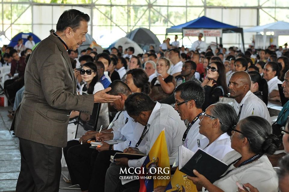 Bro. Eliseo Soriano amidst brethren who have come from different countries to hear the topics and see him in person. (Photo provided by Photoville International)
