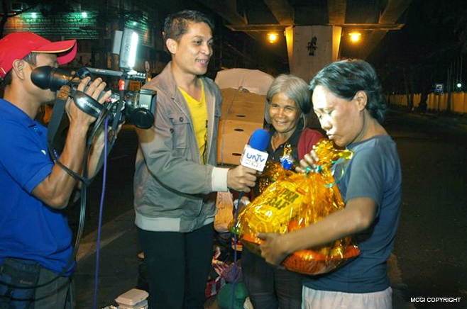 MCGI gave away food to street dwellers on December 31, 2012.