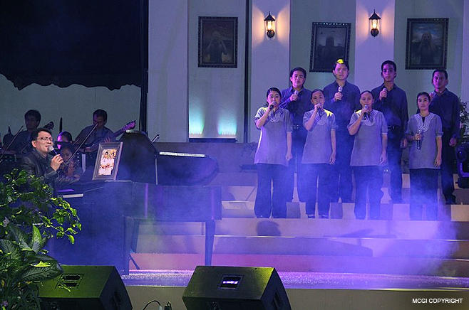 Mr. Public Service Kuya Daniel Razon renders his musical talents for charity.