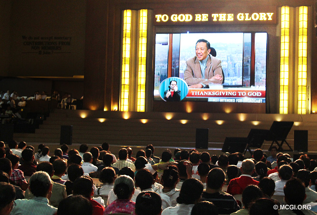 Bro Eli Soriano teaching Members of the Church of God a biblical topic via live video streaming during a Thanksgiving service in January 2013