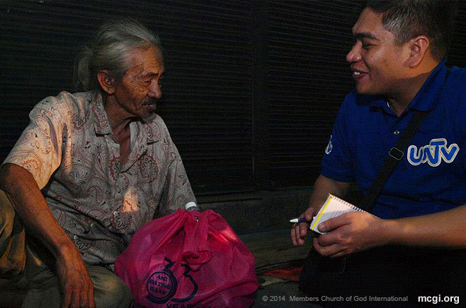 MCGI and UNTV partnered once more to give food packages and cash for small business to indigents on the streets on January 1, 2014.