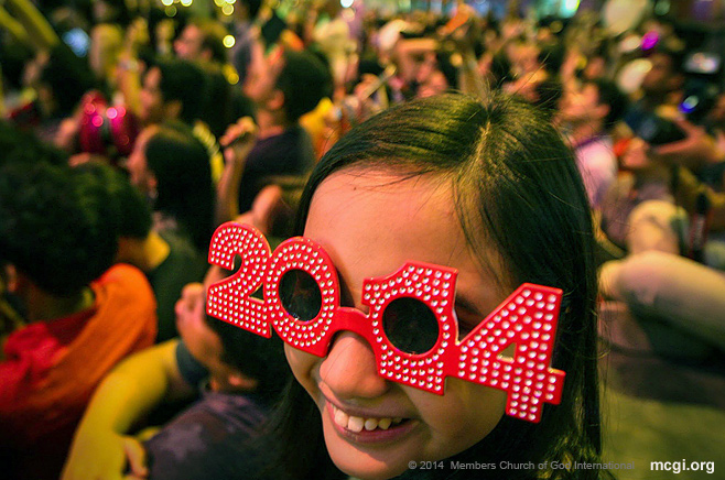 Revellers in Libis, Quezon City, Philippines during New Year's Eve of 2014. (Photo by Kenji Hasegawa, PVI)