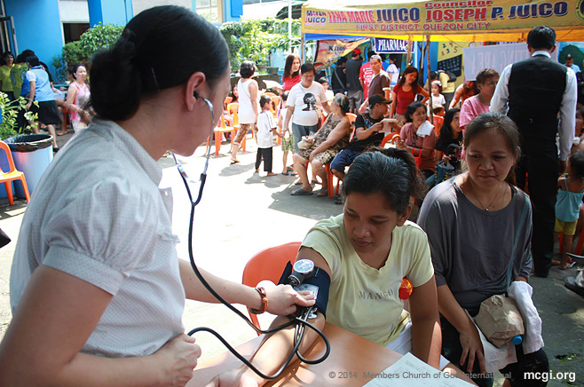A volunteer nurse attends to a medical mission to Typhoon Ondoy victims last February 24, 2014.