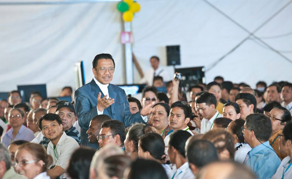 Presiding Minister to MCGI, Bro. Eli Soriano walks along the aisle of the makeshift convention center and reveals biblical wisdom amid Latin American and Filipino delegates.
