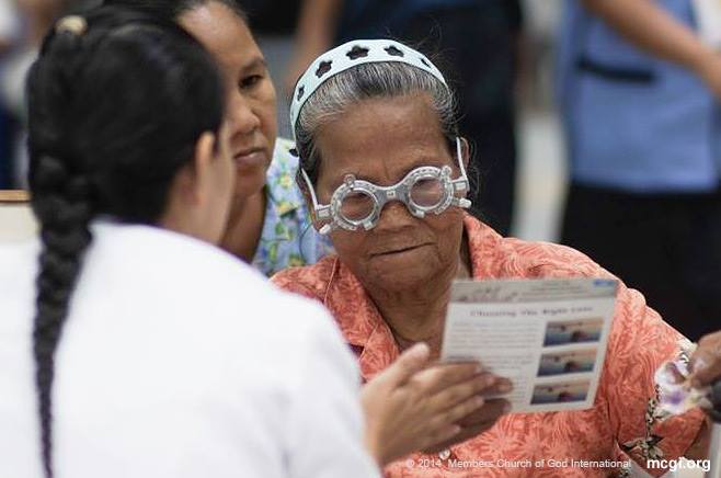 An elderly lady enjoys a free optical check-up, one of the many free services given during UNTV 37's Elderpowerment Event held at the WTC on June 25-26, 2014. (PHOTOVILLE INTERNATIONAL)