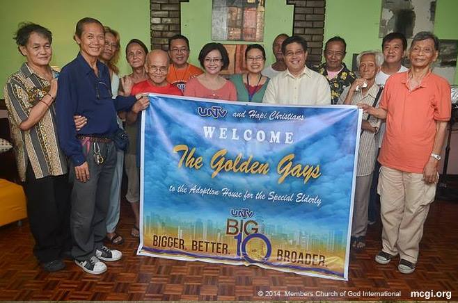 MCGI Katulong ng Pangangasiwa Bro. Danny Navales (third from L) poses with the members, supporters and founders of the Home for the Golden Gays. Through an effort spearheaded by MCGI's "Happy Christian" group, the Home for the Golden Gays have been transferred to a bigger location in Novaliches. (PHOTOVILLE INTERNATIONAL)