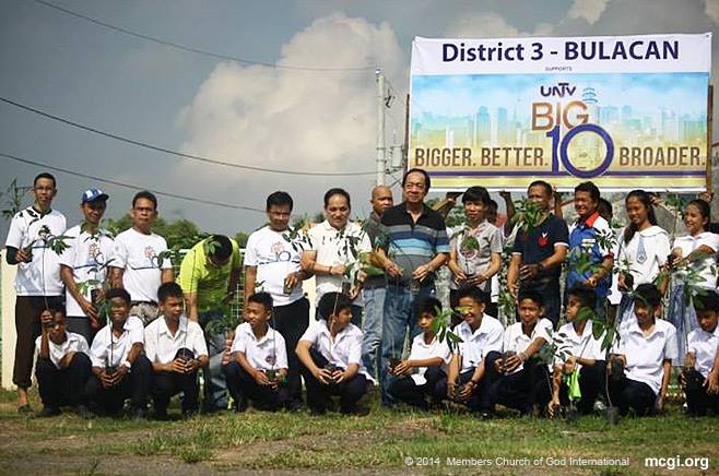 Sta. Maria, Bulacan Mayor Bartolome "Omeng" Ramos (Center), Vice Mayor Rico Sto. Domingo (3rd from Left) and the participants of the tree-planting activity posed after planting 1500 mahogany saplings at the Sta. Cruz High School, Sta Maria, Bulacan in support of UNTV 37's 10th anniversary.(PHOTOVILLE INTERNATIONAL)