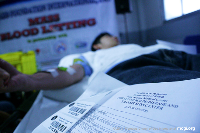 A member of the Church of God International donating his blood with the help of the Philippine Blood Donor's Society on September 14, 2014 at the Quiapo Coordinating Center of MCGI. (Photo courtesy of PVI)