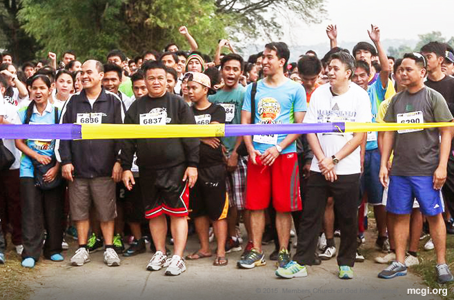 Bro. Dino Hilario as well as other Church workers and youth members line up in the starting point of the Fun Run. (Photo courtesy of PVI)
