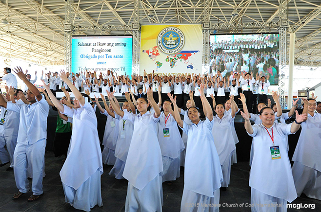 Teatro Kristiano members taking the stage in Florianopolis, Brazil for an opening number during the three-day Thanksgiving of the Membrers Church of God International in April 2015. (Photo courtesy of Photoville International)