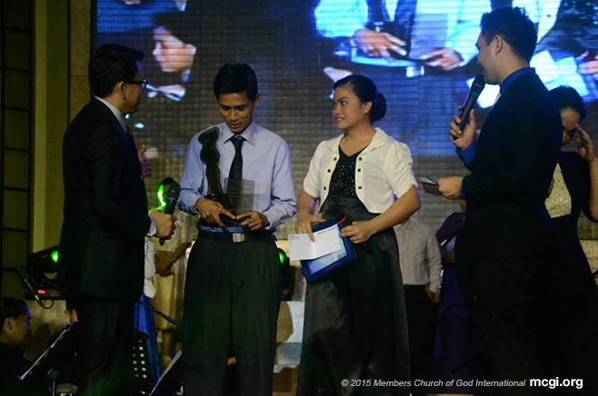 Bro. Cris Ayuban, composer of Salamat Sa Iyo Amang Banal, accepts the Song of the Year-End 5774 plaque from Bro. Daniel Razon on April 24, 2015 at the ADD Convention Center in A palit, Pampanga. (Photo courtesy of Photoville International)