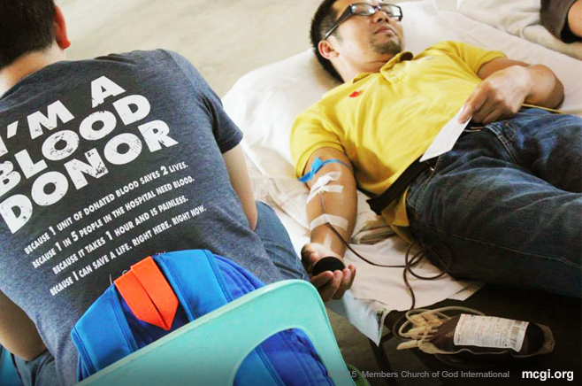 A brother from Angeles, Pampanga, volunteers to donate blood in the simultaneously held Mass Blood Letting Drive in June 2015. (Photo courtesy of Photoville International)