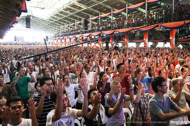 Members at the ADD Convention Center in Pampanga, Philippines, offering a song of thanks to God during the Thanksgiving of the Body. (Photo courtesy of Photoville International)