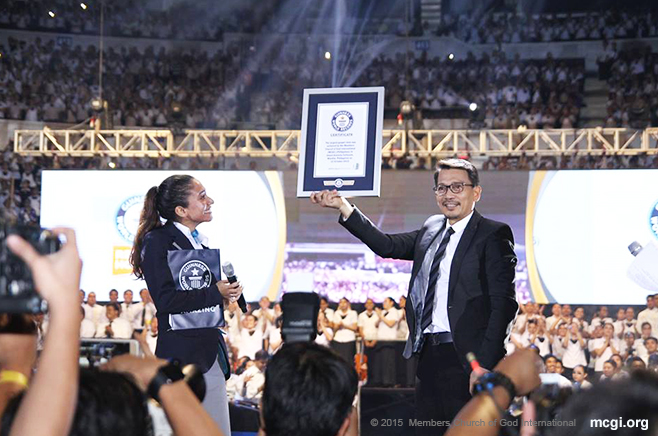 Bro. Daniel Razon proudly holds up the Guinness World Records plaque for Ang Dating Daan Chorale's musical feat of being the Largest Gospel Choir in the world, presented by Guinness Adjudicator Ms. Fortuna Burke Melhelm. (Photoville International)