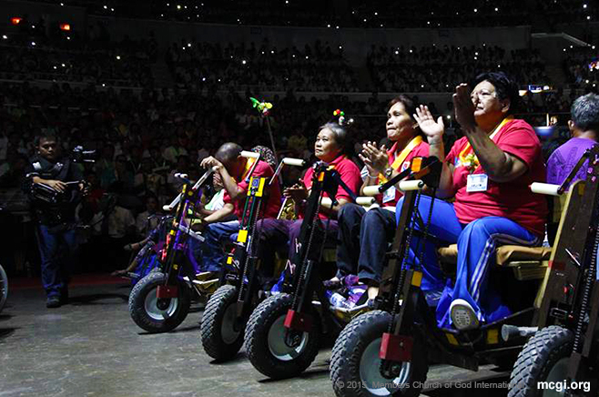 Persons with disabilities clap their hands in appreciation of Kuya Daniel Razon's heartwarming song rendition of the song "The Promise". (Photoville International)