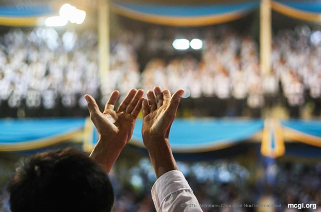 An MCGI Chorale member unites with the rest of the grand chorus that filled the ADD Convention Center during their practice on October 4. (Photo courtesy of Photoville International)