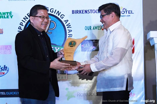 Bro. Danny Navales accepts the award of Bro. Eli Soriano's blog, Controversy Extraordinary in November of 2015.