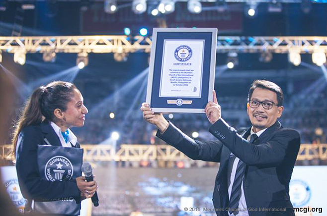 Bro. Daniel S. Razon holding the Guinness World Record plaque of the Ang Dating Daan Chorale of MCGI. The title of "Largest Gospel Choir " was given by Official Adjudicator Ms. Fortuna Burke Melhem on October 12, 2015. (Photo courtesy of Photoville International)