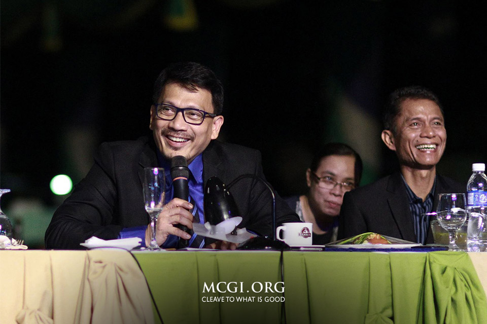 Bro. Daniel Razon happily gives his comments on one of the praise song competition's entries. (MCGI-Photoville/Christian Diversion)