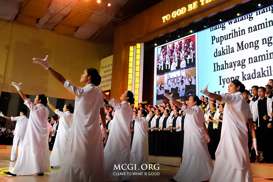 Starting off the Thanksgiving ceremony is a lively opening song and dance number performed by the Church's Music Ministry, Teatro Kristiano and Orchestra.