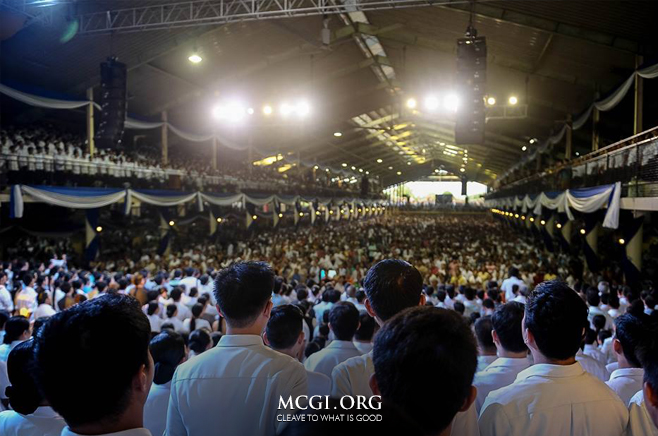 Tens of thousands of attendees sing a song of praise to God as one during the Thanksgiving of God's People event held in Apalit, Pampanga. (Marlon Bonajos, MCGI-Photoville International) 